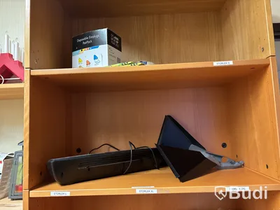 Lagerhylla med innehåll, verktyg och tillbehör