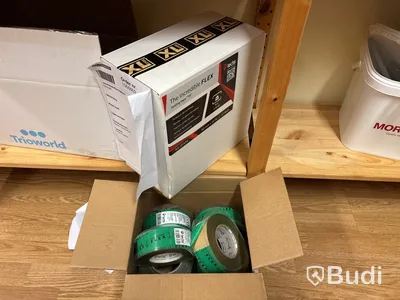 Lagerhylla med innehåll, verktyg och tillbehör