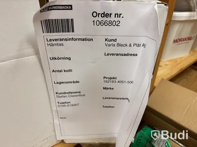 Lagerhylla med innehåll, verktyg och tillbehör