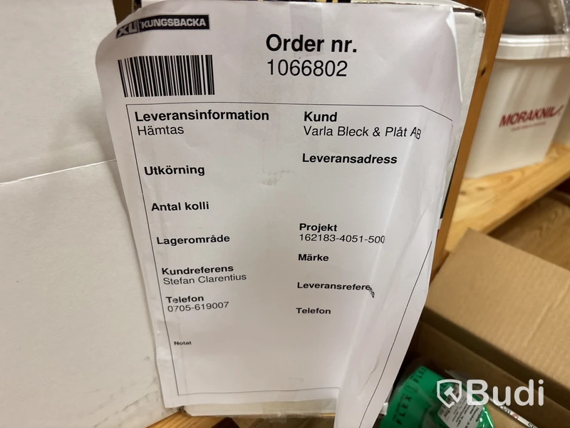 Lagerhylla med innehåll, verktyg och tillbehör