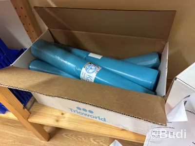 Lagerhylla med innehåll, verktyg och tillbehör