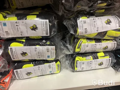 Lagerhyllor med arbetshandskar MaxiFlex/Tegera m.m.