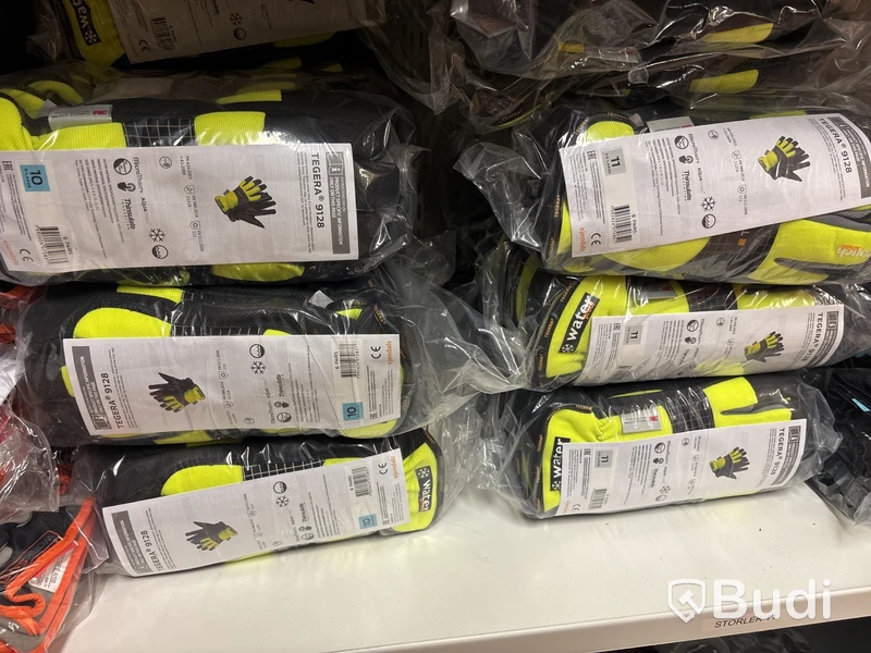 Lagerhyllor med arbetshandskar MaxiFlex/Tegera m.m.