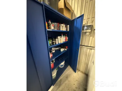 Plåtskåp med innehåll