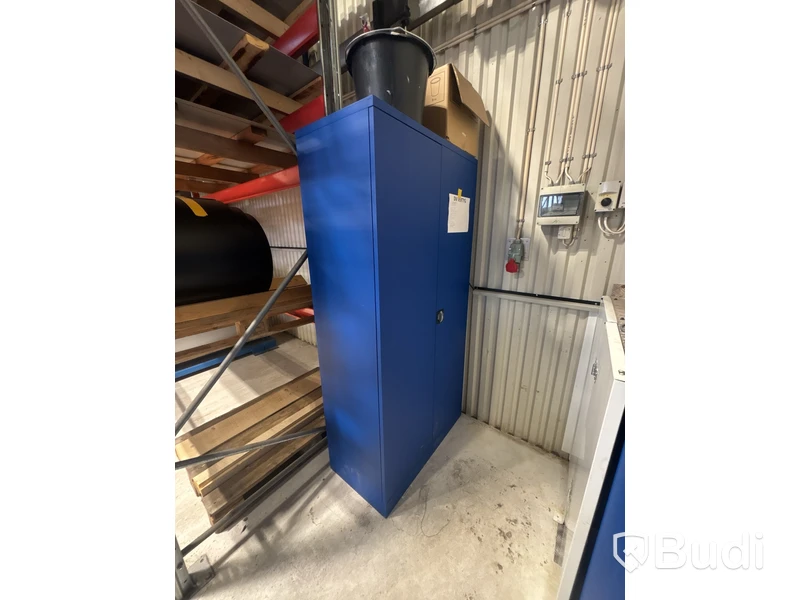 Plåtskåp med innehåll