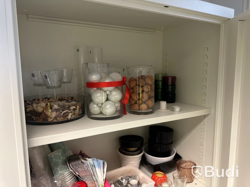 ArkivSkåp, tvådörrars, vit, låsbart med innehåll.