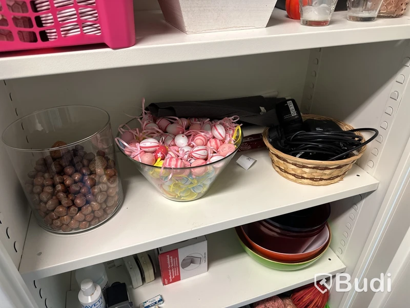 ArkivSkåp, tvådörrars, vit, låsbart med innehåll.
