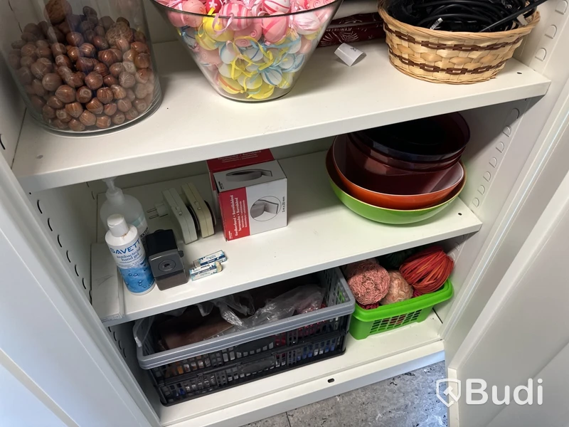 ArkivSkåp, tvådörrars, vit, låsbart med innehåll.