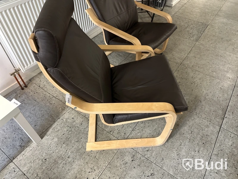 2 st fåtöljer, trästomme, mörkbrun läderimitation
