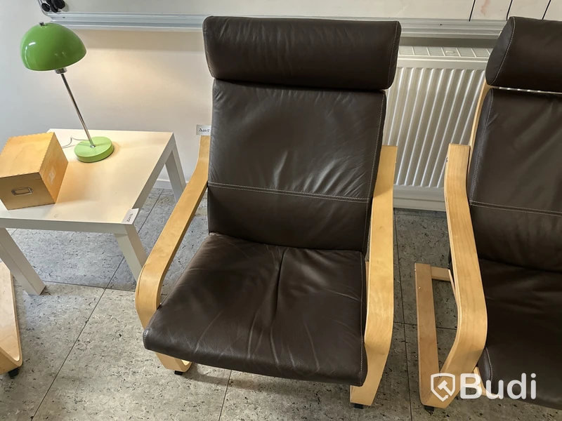 2 st fåtöljer, trästomme, mörkbrun läderimitation