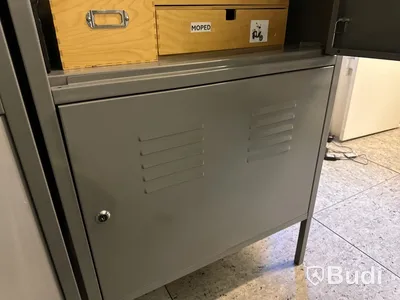 Metallskåp, låsbart, två sektioner
