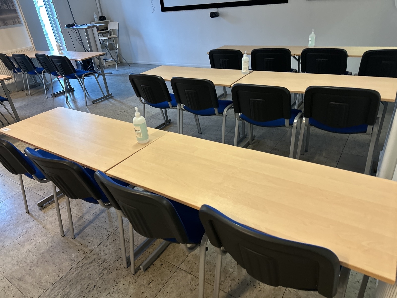 Möbler stol och bord,  utrustning för utbildning, körskola ca 30 platser .
