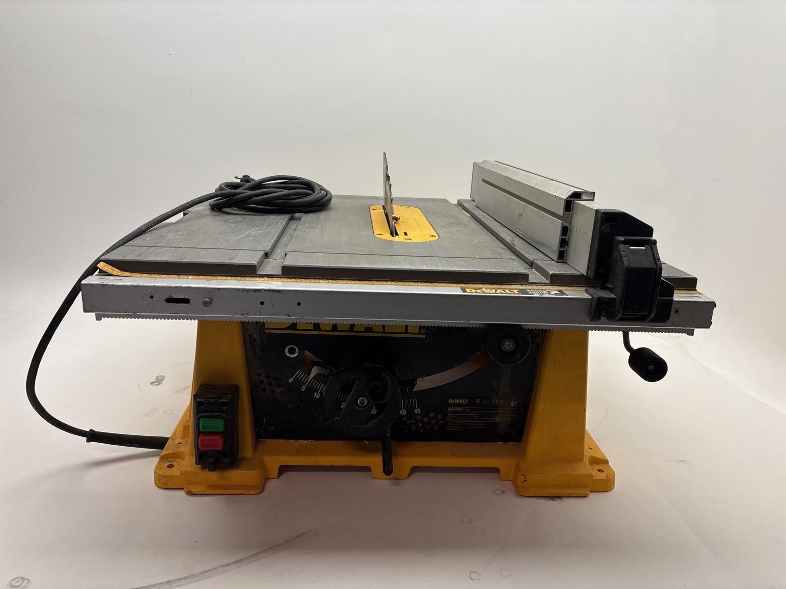 Bordssåg Dewalt DW744XP