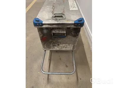 Parti med 30 st. nödutrymningsbeslag ASSA ABLOY + metallvagn