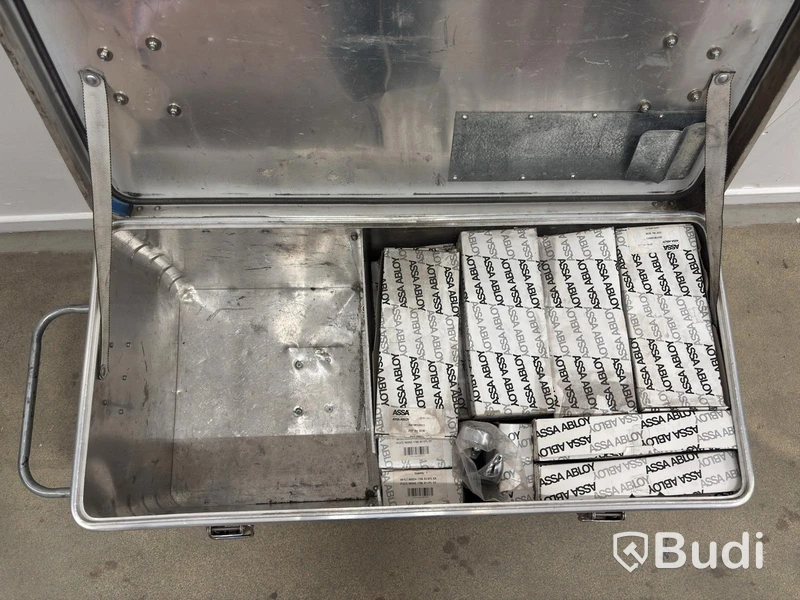 Parti med 30 st. nödutrymningsbeslag ASSA ABLOY + metallvagn