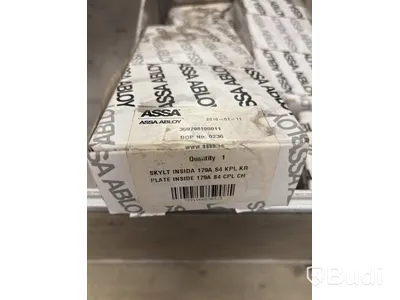 Parti med 30 st. nödutrymningsbeslag ASSA ABLOY + metallvagn