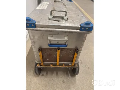 Parti med 30 st. nödutrymningsbeslag ASSA ABLOY + metallvagn