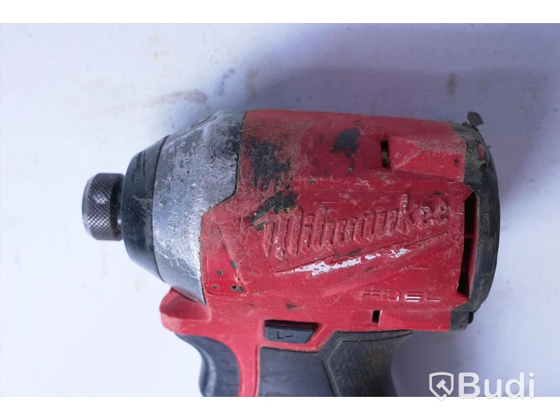 Verktygspaket - Milwaukee. Se bilder för specifikationer. OBS! väskan skadad, batterier saknas. Ej funktionstestad.
