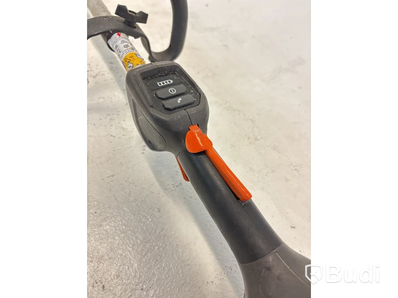 Batteridriven motorsåg och 2 st. kombinationsgrästrimmer
