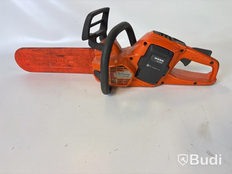 Batteridriven motorsåg och 2 st. kombinationsgrästrimmer