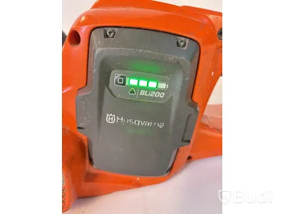 Batteridriven motorsåg och 2 st. kombinationsgrästrimmer