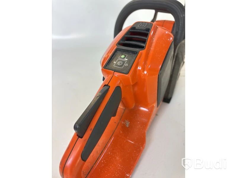Batteridriven motorsåg och 2 st. kombinationsgrästrimmer