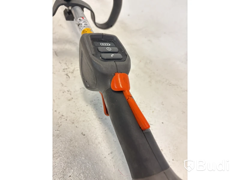 Batteridriven motorsåg och 2 st. kombinationsgrästrimmer