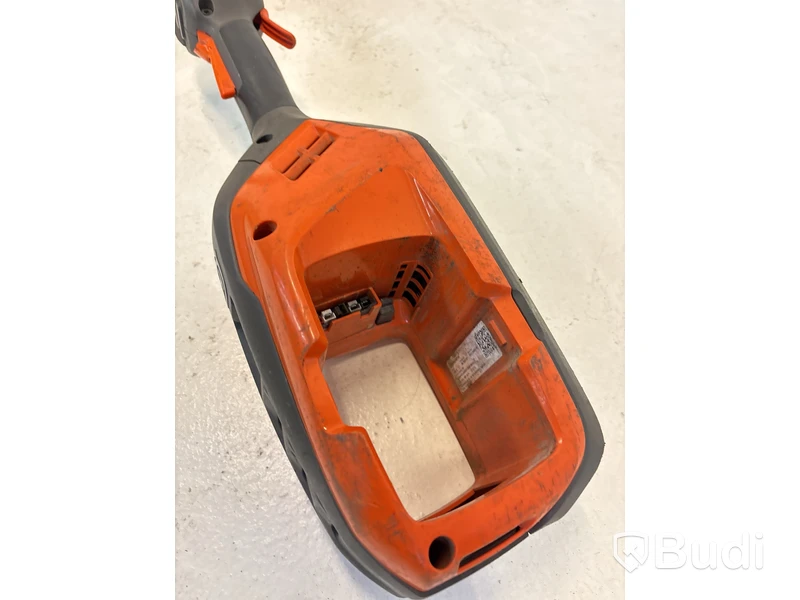 Batteridriven motorsåg och 2 st. kombinationsgrästrimmer