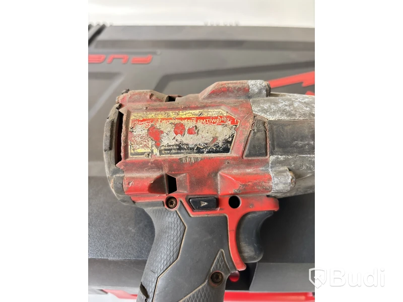 2 st. Mutterdragare Milwaukee med 2 st. batteri ock laddare