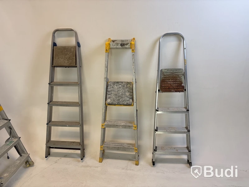 Parti med diverse stegar och bockar, olika storlekar och modeller