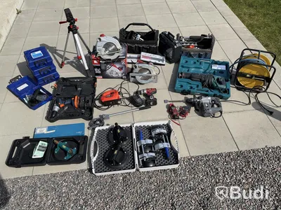 Parti diverse verktyg, bl.a. glaslyftar, el- och handverktyg