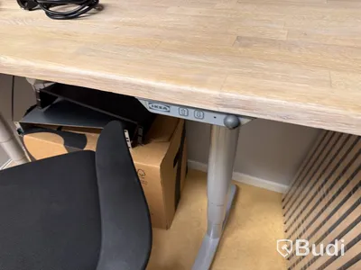 Kontorsplats med datorskärmar