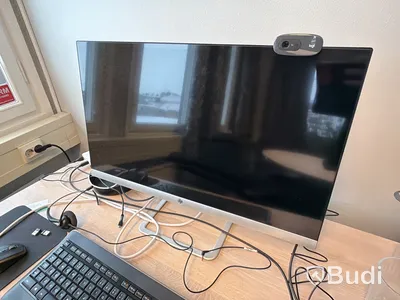 Kontorsplats med datorskärm
