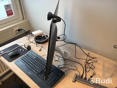 Kontorsplats med datorskärm