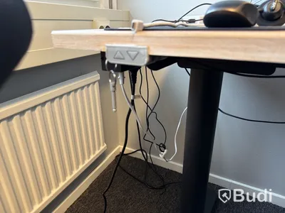 Kontorsplats med datorskärm