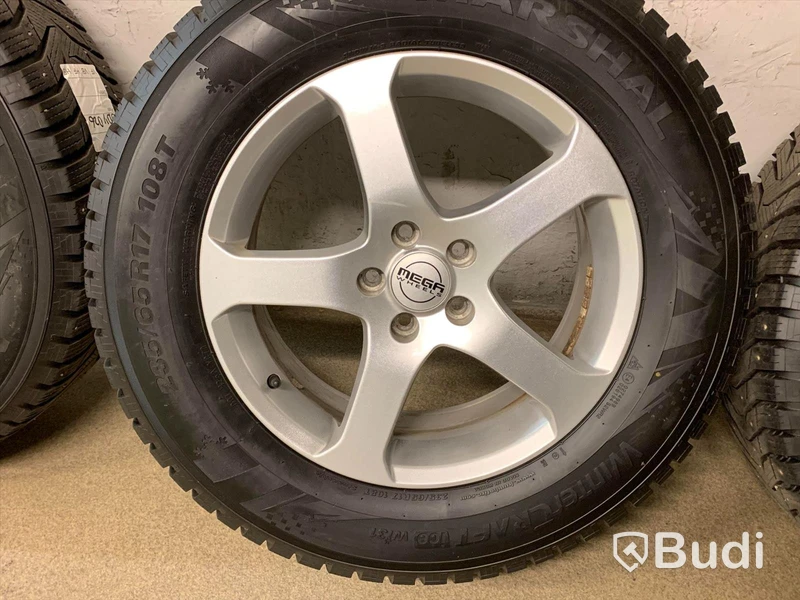 Dubbade däck på alufälg. Passar b.la till Volvo XC60 AWD 235/65 R17. Däckdjup 8,8,8,8.