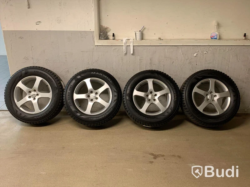 Dubbade däck på alufälg. Passar b.la till Volvo XC60 AWD 235/65 R17. Däckdjup 8,8,8,8.