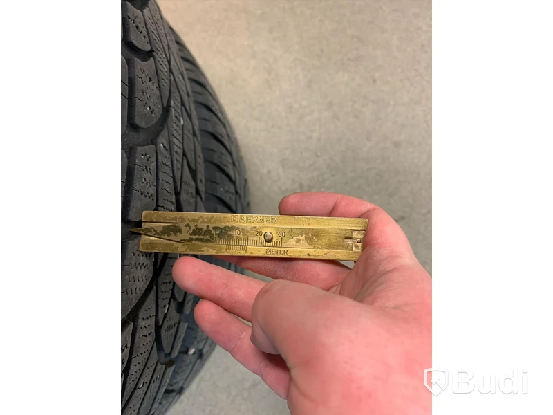 Vinterdäck på alufälg. Passar bl.a till Mazda CX-5 225/65R17. Däckdjup 5,5,5,5