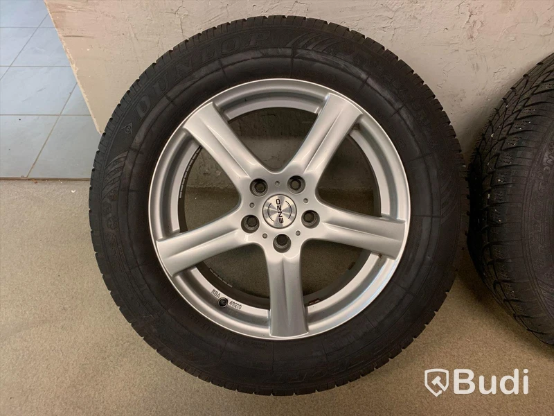 Vinterdäck på alufälg. Passar bl.a till Mazda CX-5 225/65R17. Däckdjup 5,5,5,5