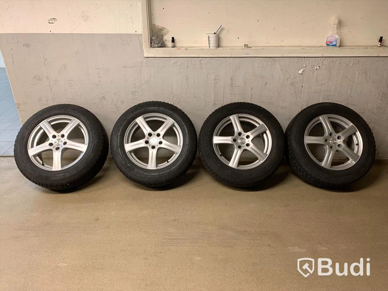 Vinterdäck på alufälg. Passar bl.a till Mazda CX-5 225/65R17. Däckdjup 5,5,5,5