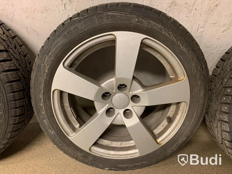 Dubbade vinterdäck på alufälg. Passar bl.a till Seat Ibiza Cupra. 195 65 R1