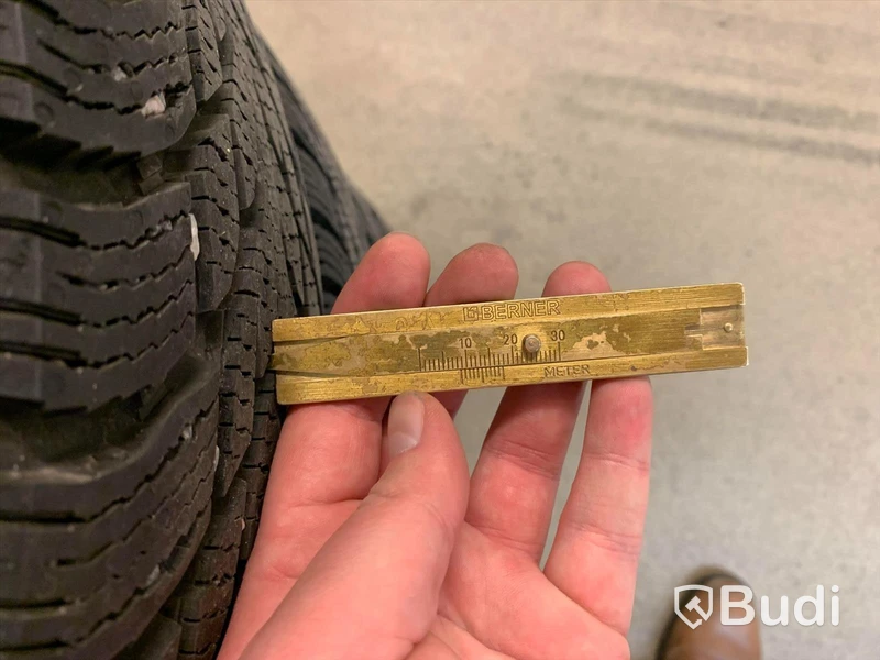 Vinterdäck på plåtfälg. Passar bl.a till Nissan Micra 175 65 R14 däckdjup 9,9,9,9