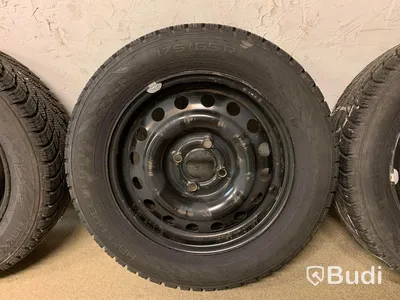 Vinterdäck på plåtfälg. Passar bl.a till Nissan Micra 175 65 R14 däckdjup 9,9,9,9