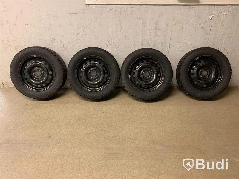 Vinterdäck på plåtfälg. Passar bl.a till Nissan Micra 175 65 R14 däckdjup 9,9,9,9