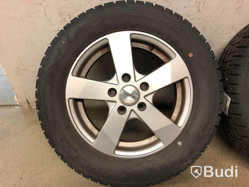 Vinterdäck på alufälg. Passar bl.a till Seat leon 195 65 R15. Däckdjup 7,7,7,7