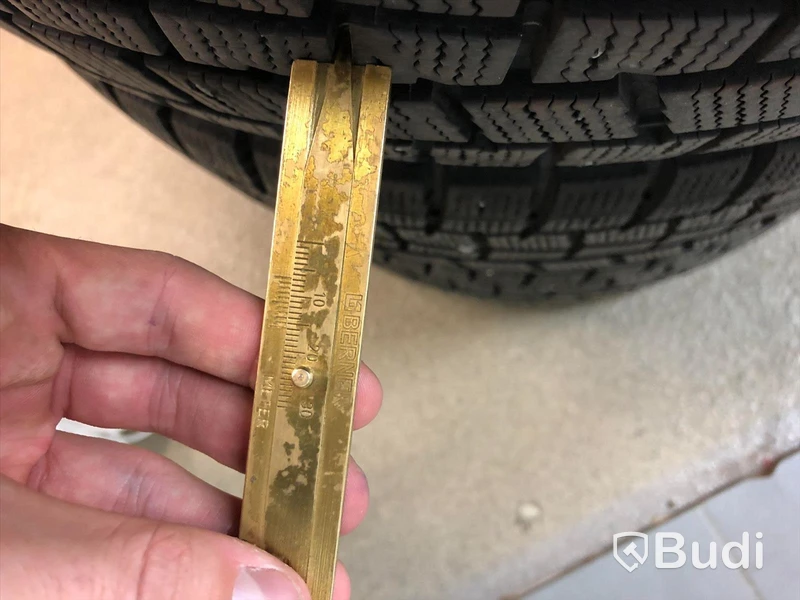 Vinterdäck på alufälg. Passar bl.a till Seat leon 195 65 R15. Däckdjup 7,7,7,7