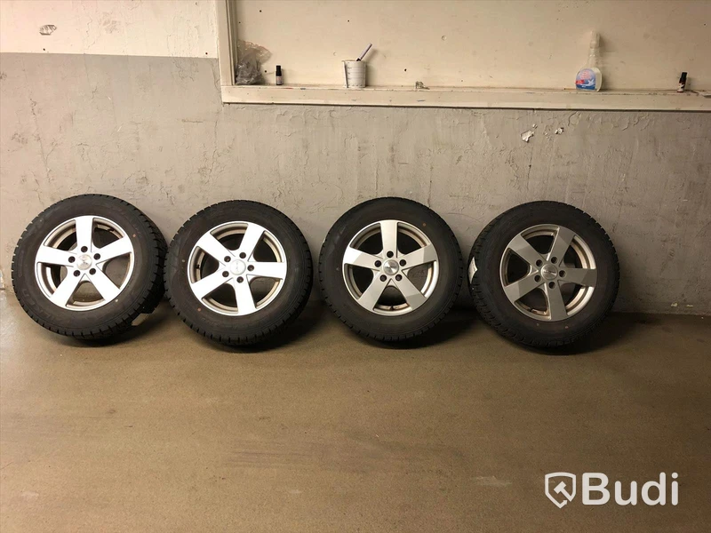 Vinterdäck på alufälg. Passar bl.a till Seat leon 195 65 R15. Däckdjup 7,7,7,7