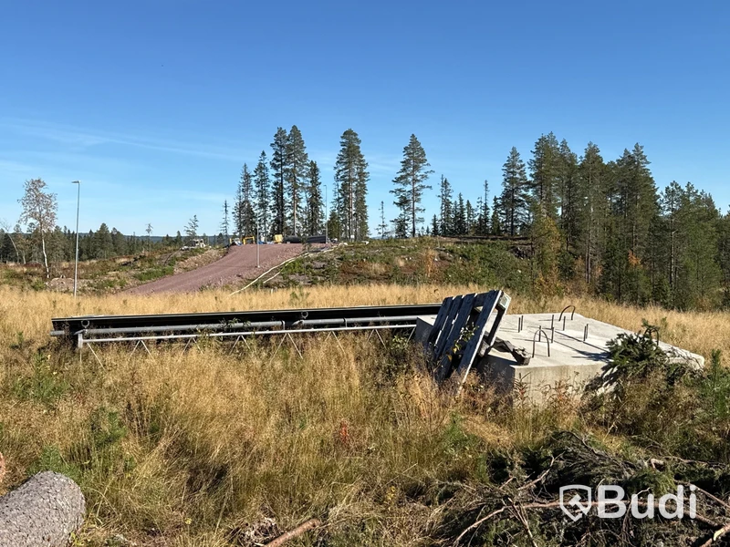 3 st skyltar med betongfundament