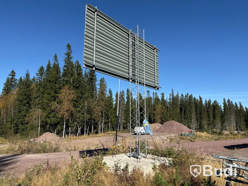 3 st skyltar med betongfundament