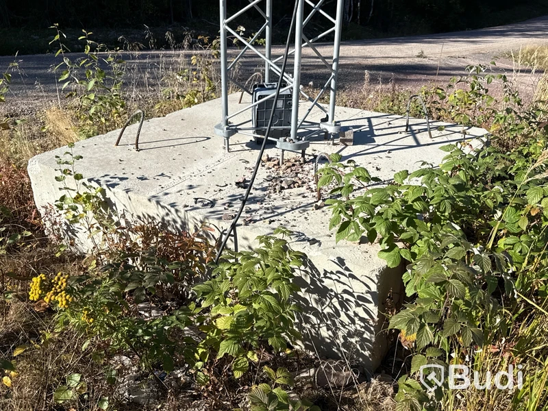 3 st skyltar med betongfundament
